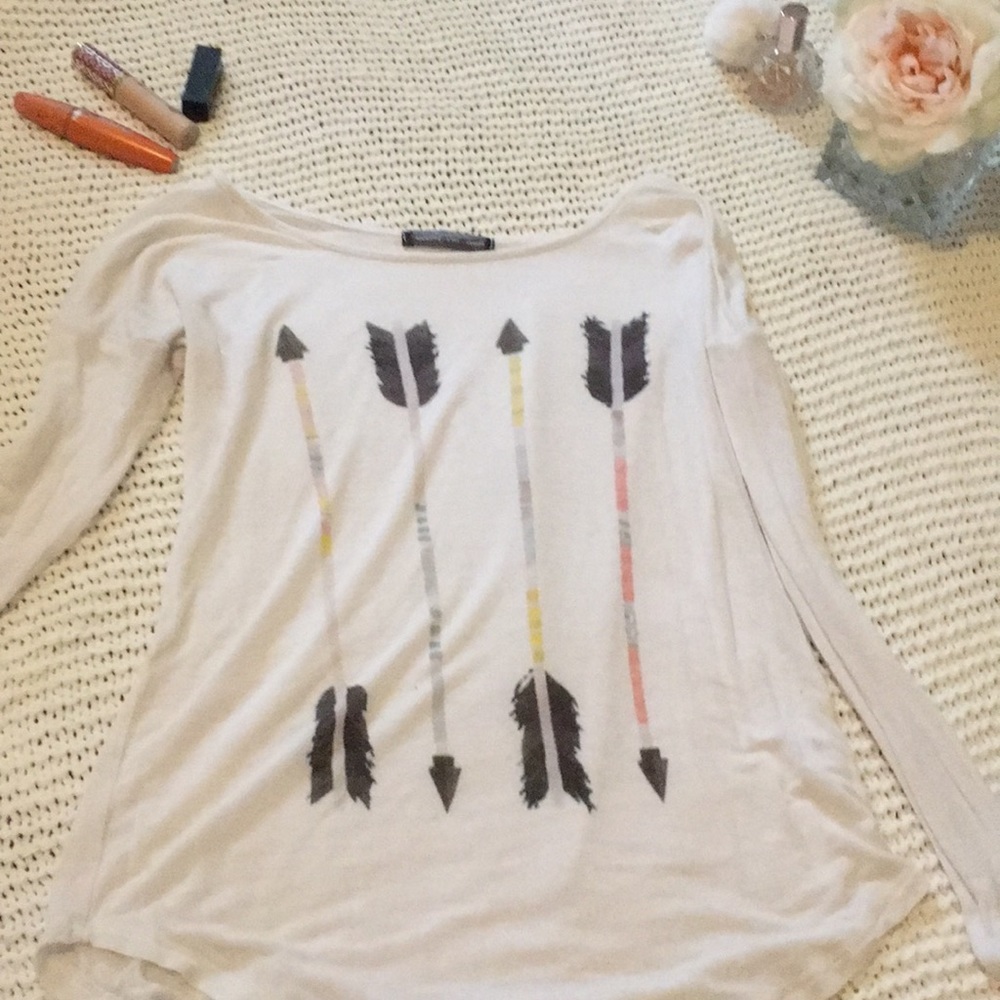 Long sleeved shirt with arrows